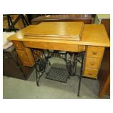 ANTIQUE TIGER OAK SINGER TREADLE SEWING MACHINE