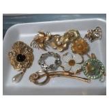 COLLECTION OF VINTAGE ESTATE TINS AND BROACHES
