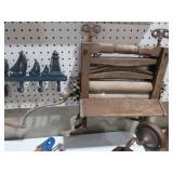 ANTIQUE UNIVERSAL CLOTHES RINGER