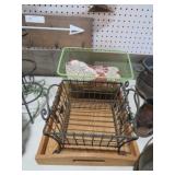2 METAL BASKETS AND WOOD TRAY