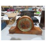 BADUF OAK CASE MANTLE CLOCK W/PENDULUM NO KEY