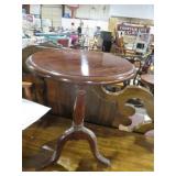 CHERRY FINISH RD PEDESTAL TABLE