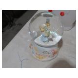 PRECIOUS MOMENTS MUSICAL SNOWGLOBE