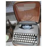 VINTAGE SMITH CORONA TYPEWRITER WITH CASE