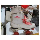 1980S WHITE LEATHER ROLLER DERBY SKATES