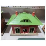 VINTAGE METAL LIONEL TRAIN STATION