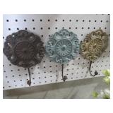 HANGING WALL MOUNT W/ HOOKS