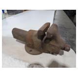 VINTAGE CAST IRON BENCH VISE