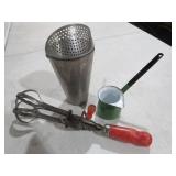 BEATER BEVERAGE STAINER METAL ENAMEL LADLE