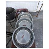 Set a four 1971 Oldsmobile cutlass hubcaps.