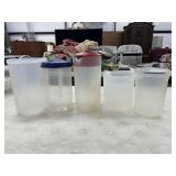 5 Plastic Drink Pitchers Rubbermaid, Lock and