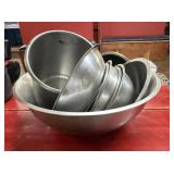 SIX STAINLESS STEEL MIXING BOWLS, ASSORTED SIZES