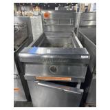 FRY MASTER COMMERCIAL KITCHEN DEEP FRYER. HAS NO