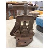 VINTAGE REEDS PIPE VISE. GRIPS 1/8ï¿½ to 2ï¿½. BENDS