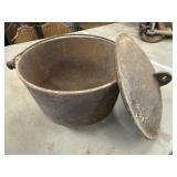 Vintage cast iron Dutch oven lid with lid