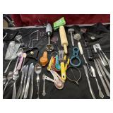 Bundle of kitchenware : rolling pin, Hamilton