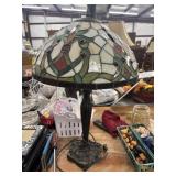Vintage-inspired Tiffany-style accent table lamp.