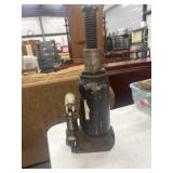 Heavy-duty hydraulic bottle jack designed for