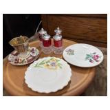 4 vintage Indiana Glass salt and pepper shakers,