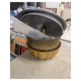Bundle of backing dishes.