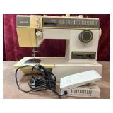 Vintage  Singer 9432 electric sewing machine.