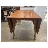 Vintage Early American styleTraditional drop-leaf