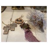 Vintage-style and rustic decorative items,