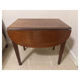 Vintage Federal-style mahogany drop-leaf Pembroke