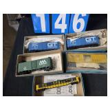 5 HO scale Athearn freight cars