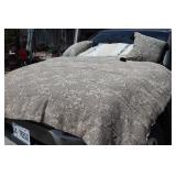 Comforter & Designer Pillows / U.S.A  / Queen