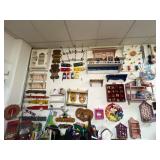 Lot of assorted wall decorations