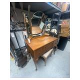 Lot of 4 assorted vanities