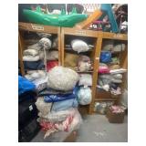 Lot of assorted bedding