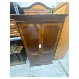 Lot of 2 wood cabinets