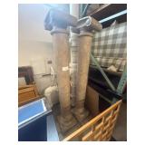 Lot of 2 pillars