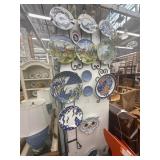 Lot of 15 plates with wall mounts