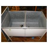 Double sink w/ lid & 4 Wheels