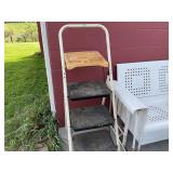 Four-Step Metal Ladder with Plastic Top Tray