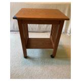 26ï¿½x22ï¿½x18ï¿½ Oak Side Table with Slatted Sides and
