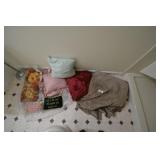 Queen blanket, 6 pillows