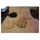 Bedding, sheets, blankets, bedspread full size