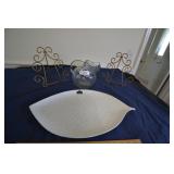 2 easels, juice pitcher, bowl