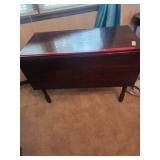 Federal style mahogany drop-leaf table
