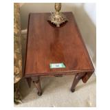Drop leaf side table 19 in x 29 in x 22 in, leaves