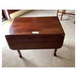 Drop leaf side table 19' x 29' x 22' tall - leaves