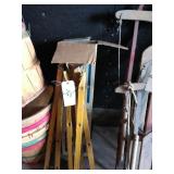 1 saw horse, 2 sets of saw horse legs