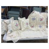 Single Bed comforter w/matching reg& throw pillow