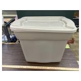 Rubbermaid 21 1/2 gal tote with lid