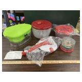 Lettuce keeper & salad spinner looks new