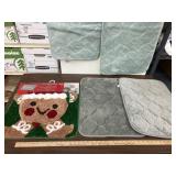Christmas 2pc bath set & 4 rugs